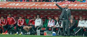 Pep Guardiola und seine Bank in Augsburg.