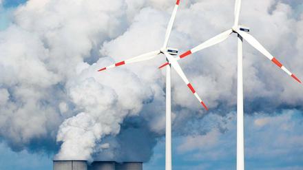 Alt und neu. Kern der Energiewende ist der Ausbau erneuerbarer Energien wie Wind-, Solar- und Biogasanlagen. Doch auch ohne herkömmliche Kraftwerke geht es nicht. Sie sorgen dafür, dass auch in sonnenarmen und windstillen Zeiten genug Strom da ist. 