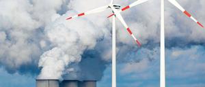 Alt und neu. Kern der Energiewende ist der Ausbau erneuerbarer Energien wie Wind-, Solar- und Biogasanlagen. Doch auch ohne herkömmliche Kraftwerke geht es nicht. Sie sorgen dafür, dass auch in sonnenarmen und windstillen Zeiten genug Strom da ist. 