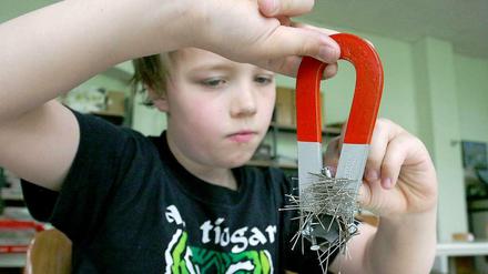 Experimentieren im Klassenzimmer will gelernt sein. Quereinsteiger an Schulen haben eine Menge nachzuholen. 