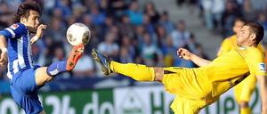 Ausgeglichenes Spiel: Herthas Hosogai (l.) im Zweikampf mit Hoffenheims Volland.