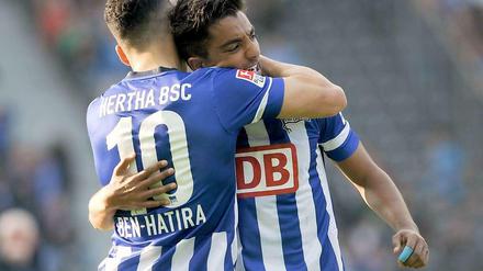 Änis Ben-Hatira beglückwünscht den Torschützen Sami Allagui.