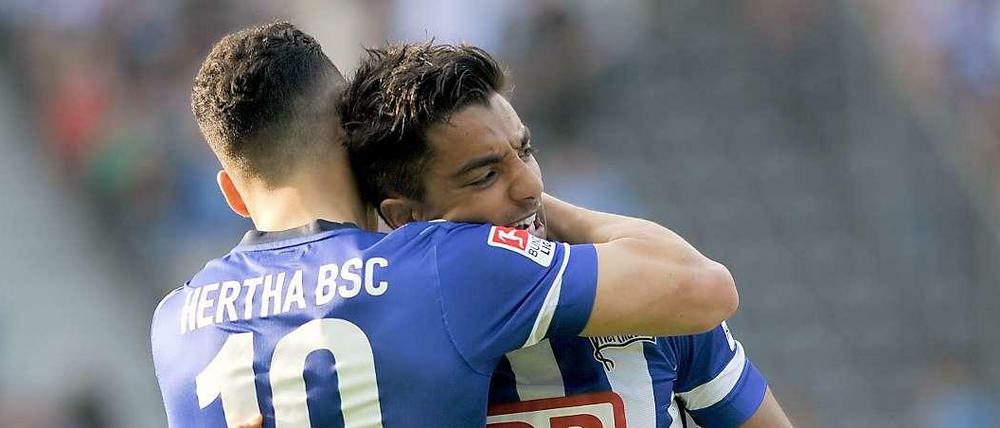 Änis Ben-Hatira beglückwünscht den Torschützen Sami Allagui.