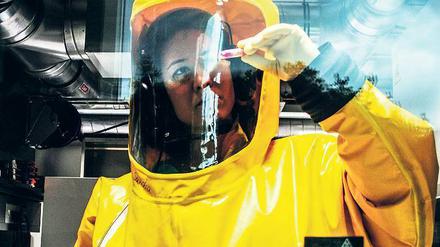 Gut verpackt. An der Universität in Marburg untersuchen Forscher das tödliche Ebolavirus unter strengen Sicherheitsvorkehrungen. 