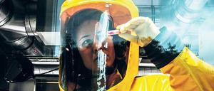 Gut verpackt. An der Universität in Marburg untersuchen Forscher das tödliche Ebolavirus unter strengen Sicherheitsvorkehrungen.