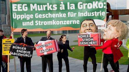 Aktivisten von BUND demonstrieren vor dem Kanzleramt gegen eine Reform des Erneuerbare Energien Gesetzes (EEG).