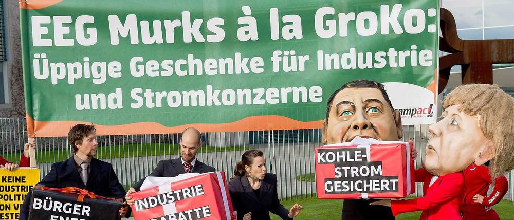 Aktivisten von BUND demonstrieren vor dem Kanzleramt gegen eine Reform des Erneuerbare Energien Gesetzes (EEG).