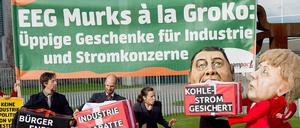 Aktivisten von BUND demonstrieren vor dem Kanzleramt gegen eine Reform des Erneuerbare Energien Gesetzes (EEG).