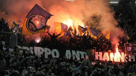 Feindschaftsanfrage. Fans von Eintracht Braunschweig machten im Hinspiel klar, was sie von den Vereinsinsignien der Hannoveraner Nachbarn halten.