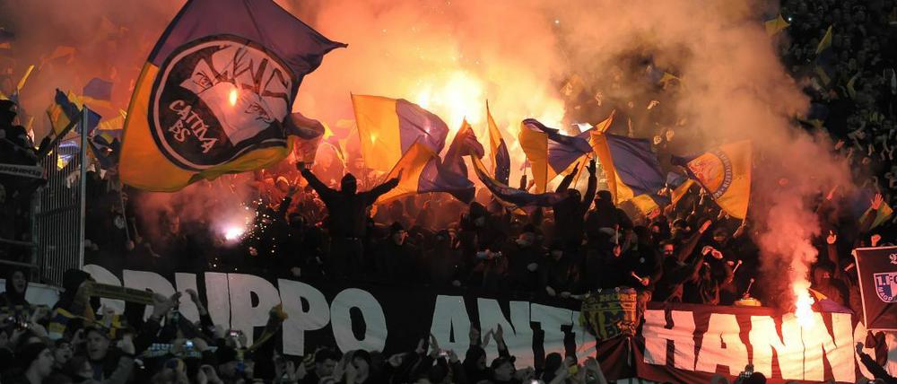 Feindschaftsanfrage. Fans von Eintracht Braunschweig machten im Hinspiel klar, was sie von den Vereinsinsignien der Hannoveraner Nachbarn halten.