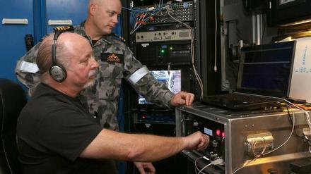 Angehörige der australischen Marine bei der Suche nach Blackbox-Signalen.