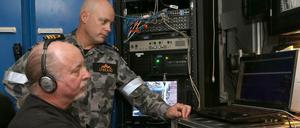 Angehörige der australischen Marine bei der Suche nach Blackbox-Signalen.