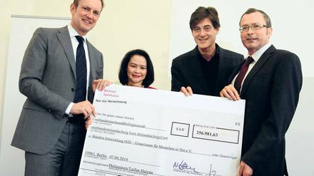 Danke – sagen Tagesspiegel-Geschäftsführer Florian Kranefuß, Botschafterin Maria Cleofe Natividad, Chefredakteur Lorenz Maroldt und Peter Mucke vom Bündnis ( v.l.).