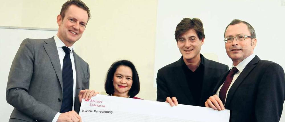 Danke – sagen Tagesspiegel-Geschäftsführer Florian Kranefuß, Botschafterin Maria Cleofe Natividad, Chefredakteur Lorenz Maroldt und Peter Mucke vom Bündnis ( v.l.).