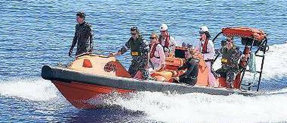 Ein Boot der australischen Marine sucht nach Trümmerteilen. 