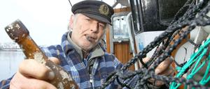 Ihm ging sie ins Netz: Der Kieler Fischer Konrad Fischer entdeckte die Rekord-Flaschenpost am 4. April 2014 in seinem Fang. Drinnen steckte eine Karte mit der Bitte, diese an seine Berliner Adresse zurück zuschicken. Ein Familienforscher fand heraus, dass eine Enkelin von Richard Platz heute in Pankow lebt. Sie heißt Angela Erdmann. Von ihrem früh verstorbenen Großvaters wusste sie fast nichts. Erst nach dem Fund der Flaschenpost studierte sie alte Fotoalben, Briefe und seine Tagebücher. Sie stellte fest: Großvater war ein toller Mann!  