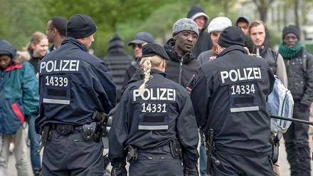 Sie kündigen an, den Platz nicht einfach aufzugeben und auch nachts weiterhin hier schlafen zu wollen. Acht Personen hätten bereits in dieser Nacht auf dem Platz übernachtet, seien aber von der Polizei auf die Bänke auf dem Mittelstreifen vertrieben worden. 