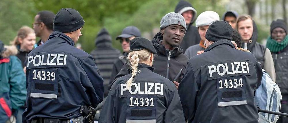 Sie kündigen an, den Platz nicht einfach aufzugeben und auch nachts weiterhin hier schlafen zu wollen. Acht Personen hätten bereits in dieser Nacht auf dem Platz übernachtet, seien aber von der Polizei auf die Bänke auf dem Mittelstreifen vertrieben worden. 