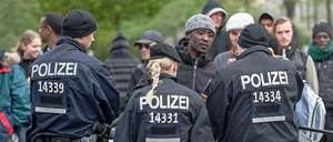 Sie kündigen an, den Platz nicht einfach aufzugeben und auch nachts weiterhin hier schlafen zu wollen. Acht Personen hätten bereits in dieser Nacht auf dem Platz übernachtet, seien aber von der Polizei auf die Bänke auf dem Mittelstreifen vertrieben worden. 