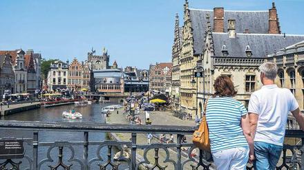 Gent, einst eine europäische Metropole, wird geprägt von Kanälen, Wasserstraßen und Flussläufen – und mehr als 200 Brücken.