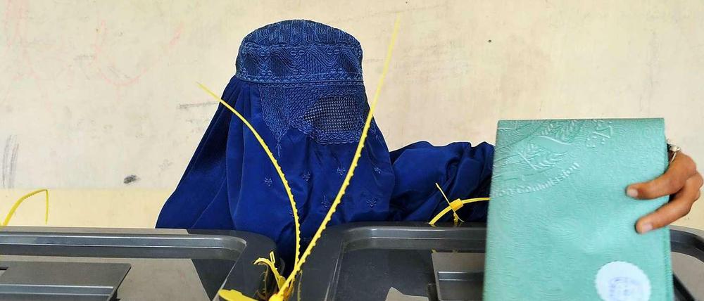 Den Anschlagsdrohungen der Taliban zum Trotz, lag die Wahlbeteiligung in Afghanistan nach offiziellen Angaben bei über 50 Prozent.