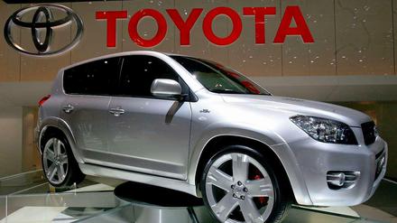 Die Geländelimousine RAV4 ist wie der Yaris und zwei weitere Toyota-Modelle vom Rückruf betroffen. 