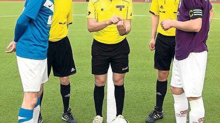Unter Freunden. Halil Dincdag (Mitte) beim Spiel TeBe – Türkiyemspor. 