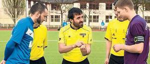 Unter Freunden. Halil Dincdag (Mitte) beim Spiel TeBe – Türkiyemspor. 