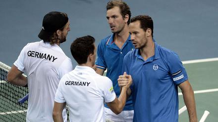 Nichts zu machen: Andre Begemann (l.) und Tobias Kamke gratulieren den Franzosen Julien Benneteau und Michael Llodra (r.).