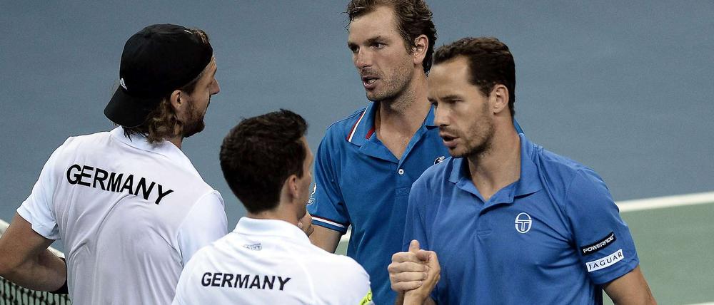 Nichts zu machen: Andre Begemann (l.) und Tobias Kamke gratulieren den Franzosen Julien Benneteau und Michael Llodra (r.).