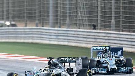 Der Engländer fährt voraus, der Deutsche hinterher. Wie schon in Sepang war auch das Rennen in Bahrain vom teaminternen Mercedes-Duell geprägt. Lewis Hamilton gewann es wieder vor Nico Rosberg.