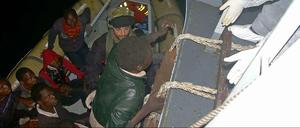 Handelsschiffe und die italienische Küstenwache haben am Montag und Dienstag rund 4000 Bootsfüchtlinge aus zum Teil seeuntüchtigen Booten gerettet. Dieses Foto haben italienische Behörden veröffentlicht. 