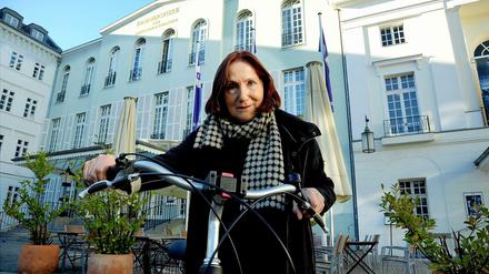 Margit Bendokat vor dem Deutschen Theater