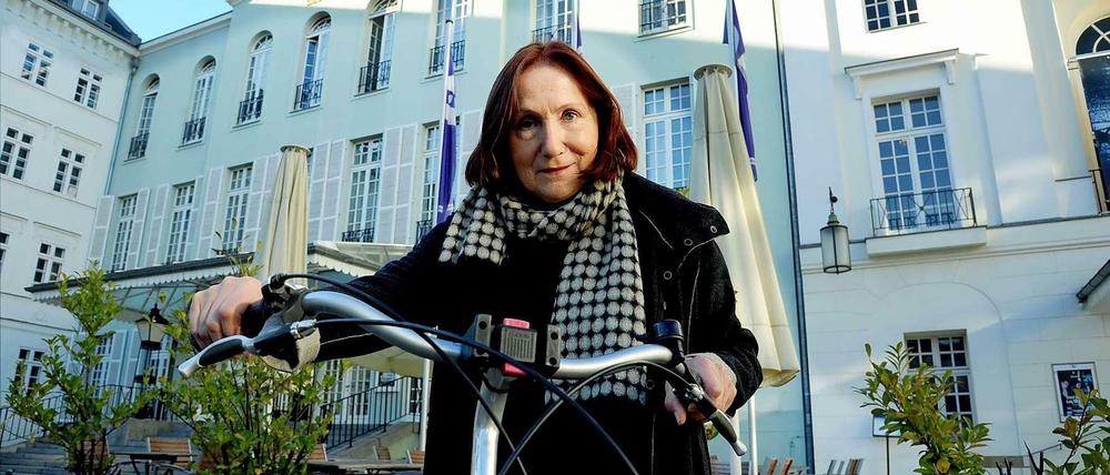 Margit Bendokat vor dem Deutschen Theater