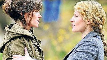 Mein Leben? Dein Leben? Die Bio-Bäuerin Ruth Leiberg (Fritzi Haberlandt, links) und Kommissarin Olga Lenski (Maria Simon) kennen sich aus Kindertagen. Jetzt sehen sie sich wieder, weil Lenski den Mörder von Leibergs Lebensgefährten finden muss. Foto: RBB
