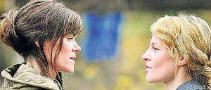 Mein Leben? Dein Leben? Die Bio-Bäuerin Ruth Leiberg (Fritzi Haberlandt, links) und Kommissarin Olga Lenski (Maria Simon) kennen sich aus Kindertagen. Jetzt sehen sie sich wieder, weil Lenski den Mörder von Leibergs Lebensgefährten finden muss. Foto: RBB