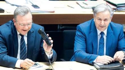 Na, klingelt’s? Henkel mit Tischtelefon, Wowereit daneben, beide bester Laune. Der Oranienplatz ist wieder frei, politisch ist das Thema allerdings noch nicht ganz abgeräumt.