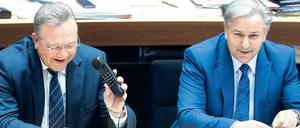 Na, klingelt’s? Henkel mit Tischtelefon, Wowereit daneben, beide bester Laune. Der Oranienplatz ist wieder frei, politisch ist das Thema allerdings noch nicht ganz abgeräumt.