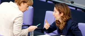 Kanzlerin Merkel und die Integrationsbeauftragte Özoguz im Bundestag