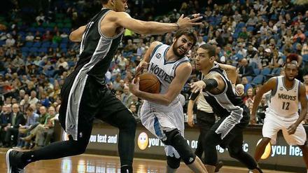 Kommen nach Berlin: die San Antonio Spurs (schwarz).