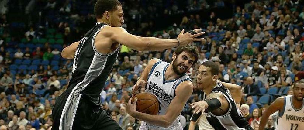 Kommen nach Berlin: die San Antonio Spurs (schwarz).