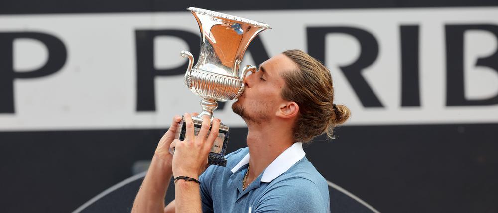 Alexander Zverev küsst den Pokal nach dem Triumph in Rom.