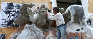 Die Dame mit den großen Ohren. Bildhauer Frank Kösel modelliert die "Fama", eine mythologische Gestalt, die sowohl für Ruhm als auch für das Gerücht steht. Sie ist eines von 2800 Schmuckelementen, die hergestellt werden müssen.