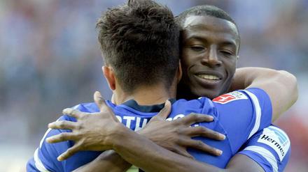 Umarmung zum Abschied. Adrian Ramos.
