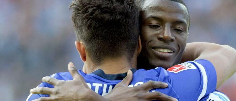 Umarmung zum Abschied. Adrian Ramos.