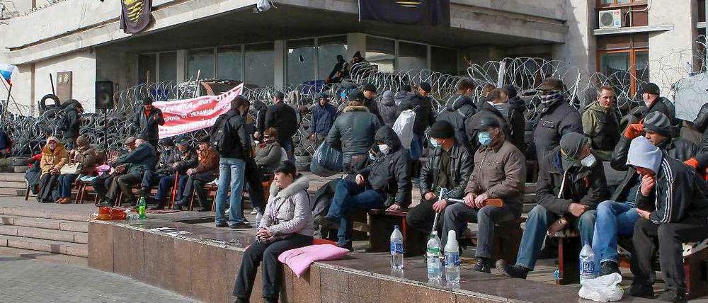 Demonstranten vor der Gebietsverwaltung im ost-ukrainischen Donezk.