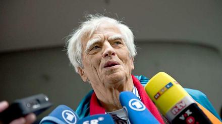 Der Grünen-Politiker Hans-Christian Stöbele wirft der großen Koalition eine absichtliche Verzögerungstaktik vor. 