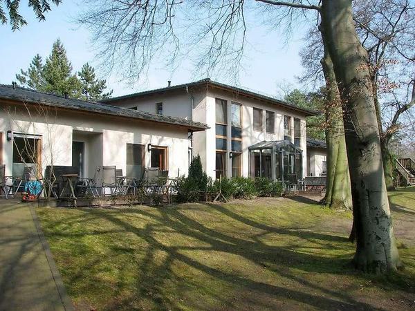 Im Grünen und am Wasser gelegen, das Diakonie-Hospiz-Wannsee.