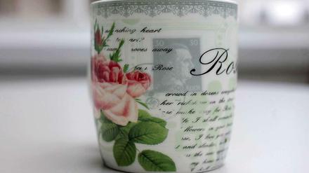Die Tasse mit der durchschimmernden Hitlerbriefmarke.