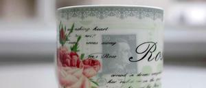 Die Tasse mit der durchschimmernden Hitlerbriefmarke.